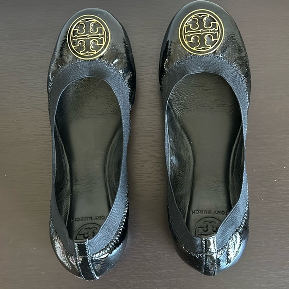 Tory Burch Shoes - TORY BURCH Patent Caroline Ballet Flats Black Leather Gold Logo Sz 8